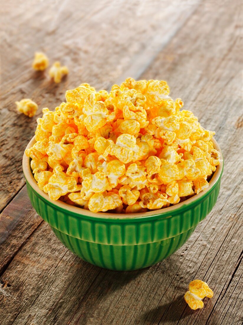 Popcorn mit Käsegeschmack in Schälchen