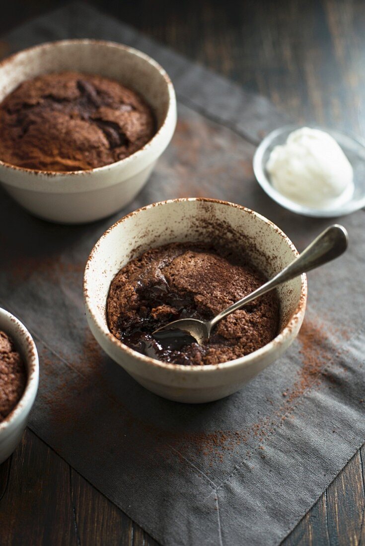 Baked chocolate pudding (England)