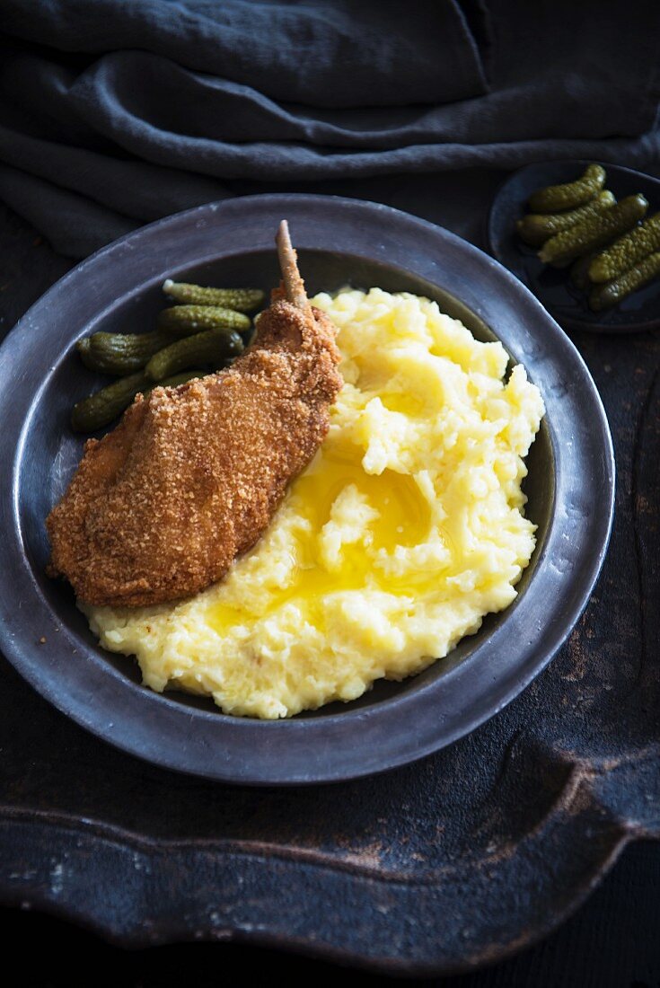 Panierte Kaninchenkeule mit Kartoffelpüree