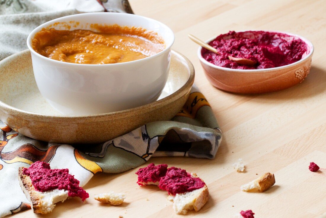 Carrot purée with tamari and peanuts, beetroot dip and pieces of white bread