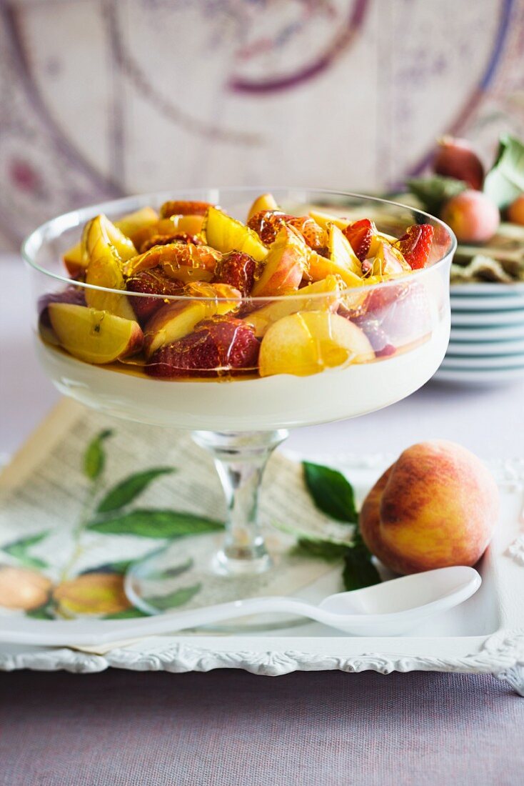 Sahnejoghurt mit Pfirsichen, Erdbeeren & Honig