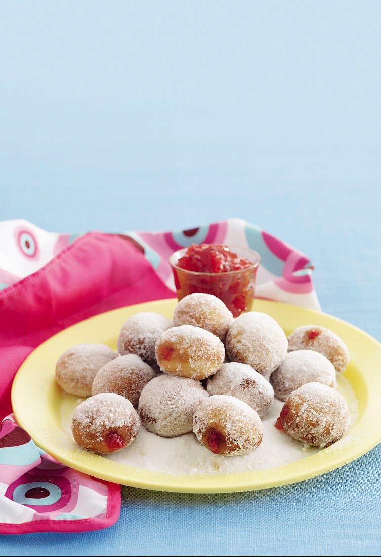 Mini-Krapfen mit Erdbeermarmelade