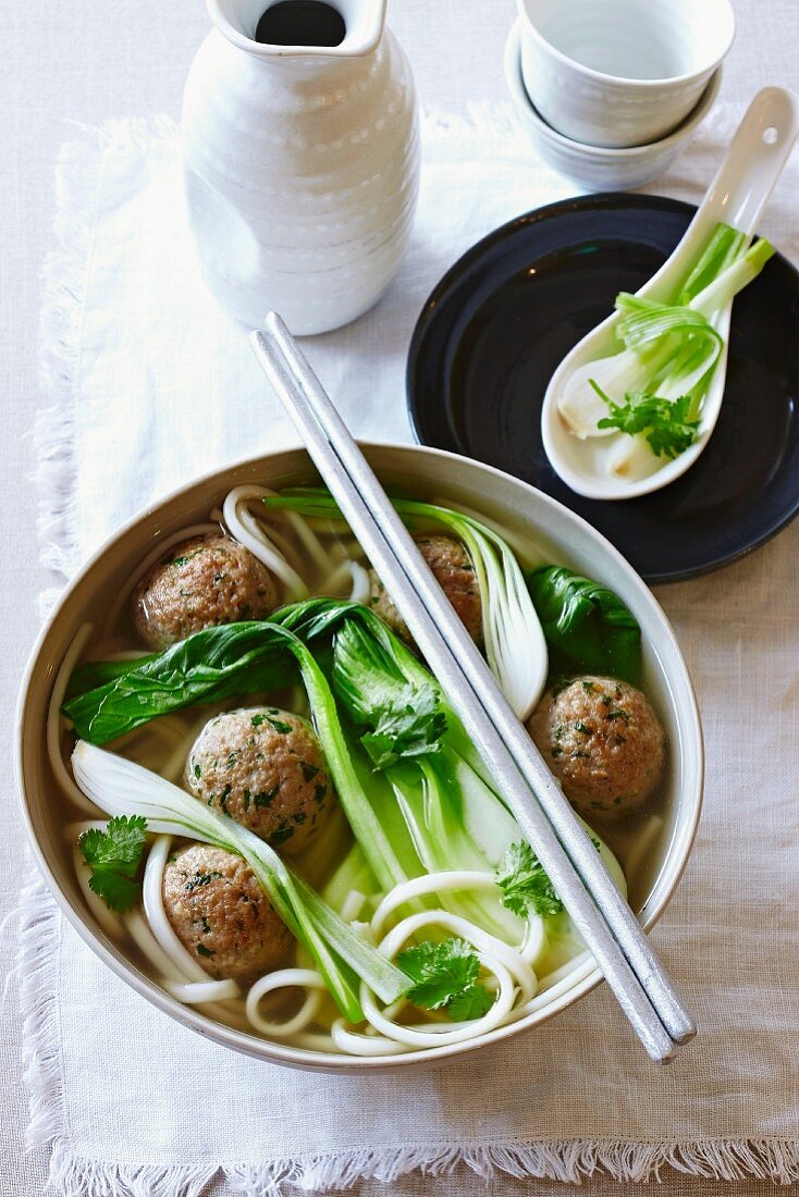 Asiatische Nudelsuppe mit Fleischbällchen