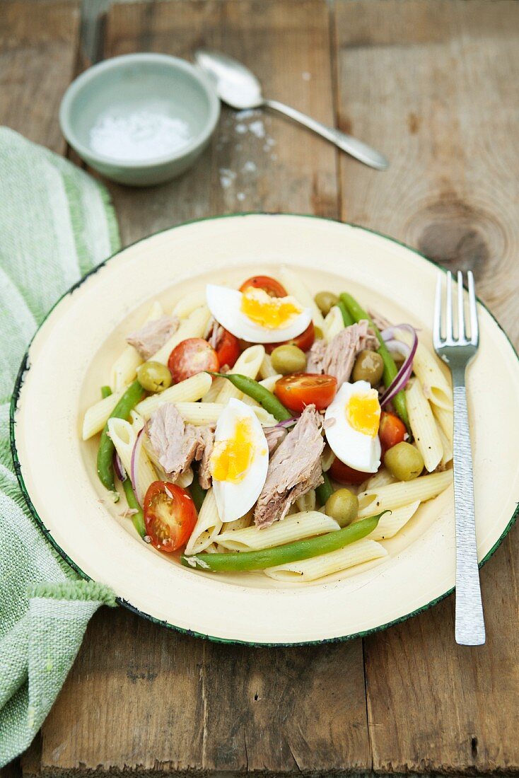 Salad niçoise with pasta and tuna