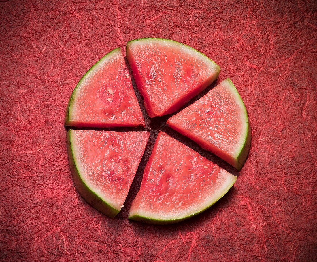 Wassermelonenstücke bilden einen Kreis