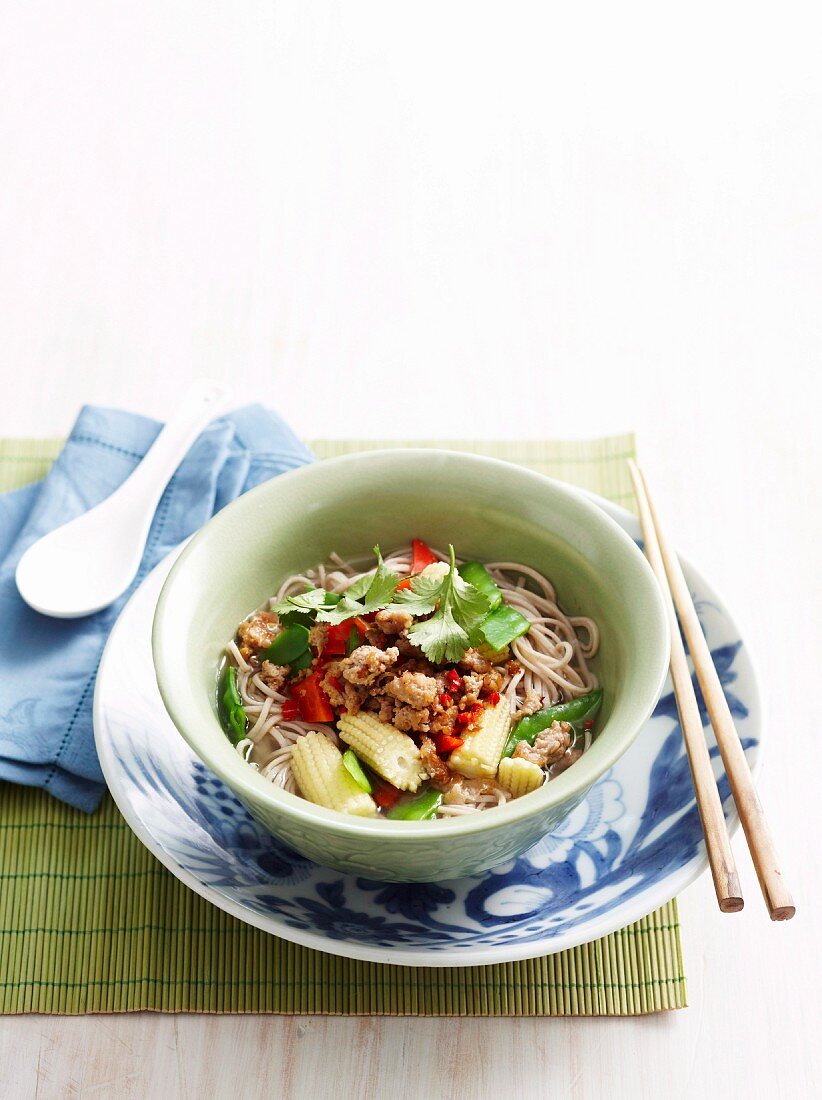 Ramen Suppe mit Schweinefleisch und Gemüse