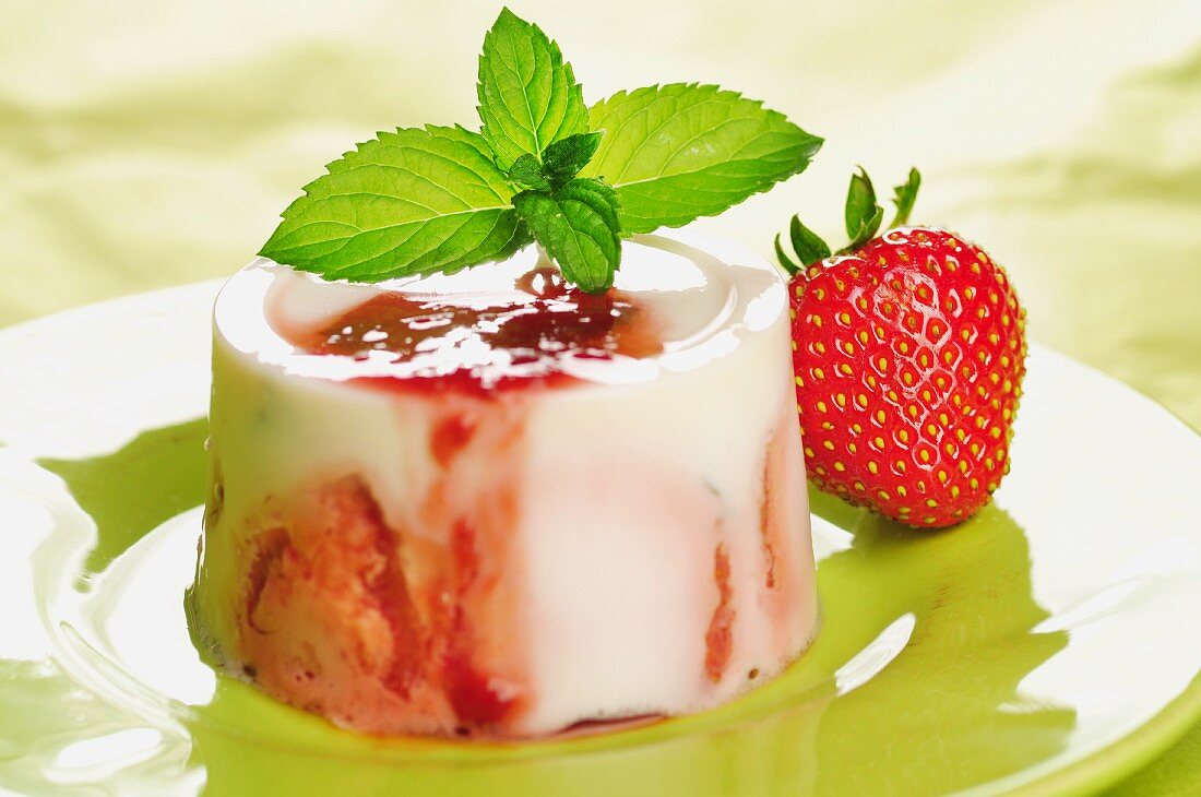 Panna cotta with strawberries and mint