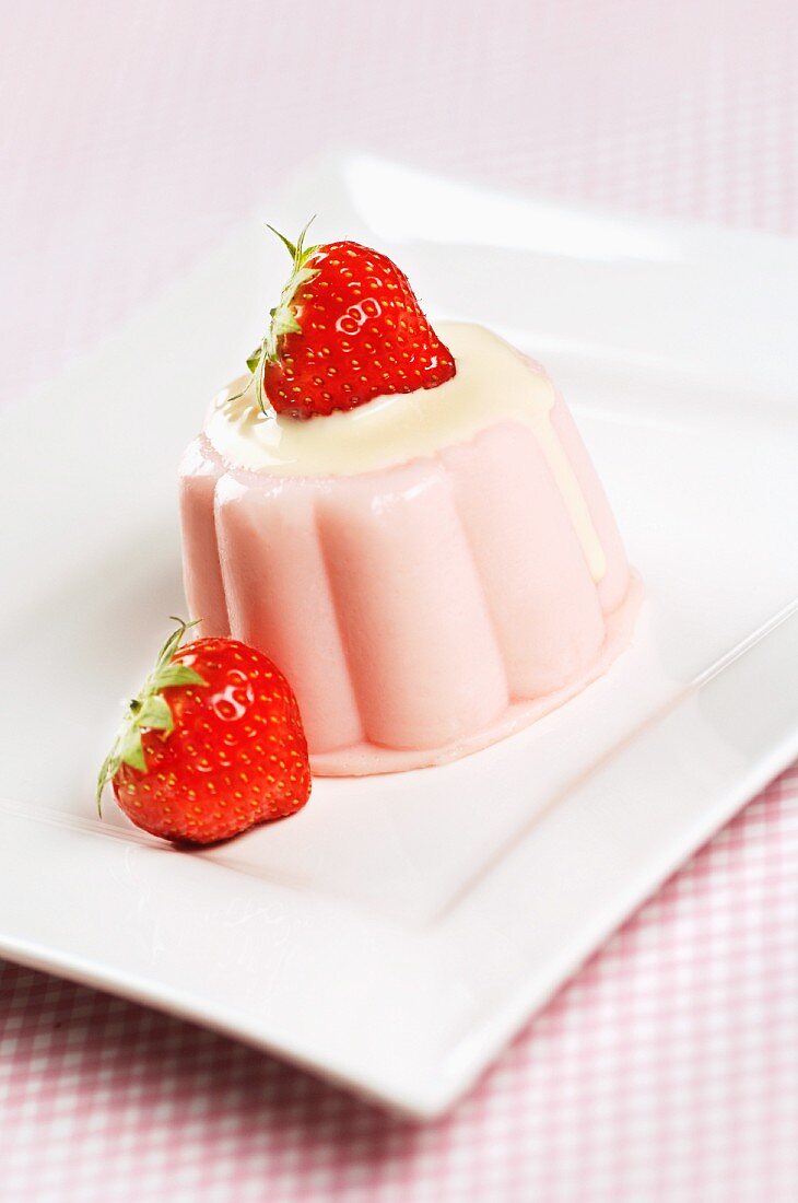 Erdbeerpudding mit Vanillesauce und frischen Erdbeeren