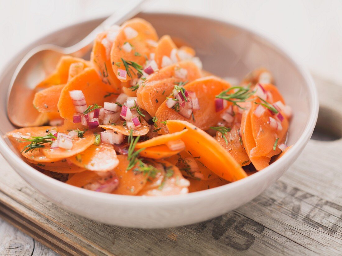 Carrot salad with red onions and dill