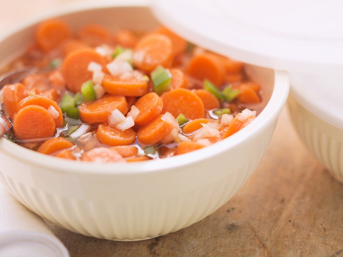 Copper Pennies (Möhrensalat mit Zwiebeln und Paprika, USA)