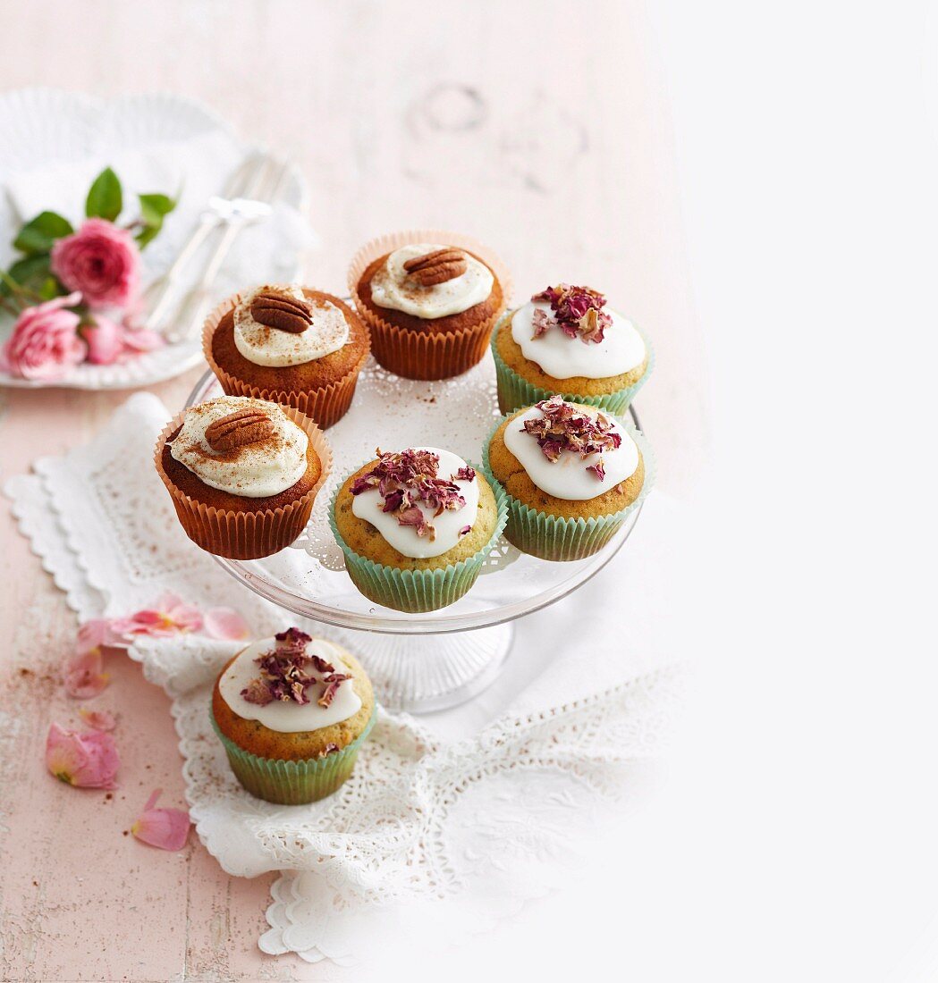 Karotten-Cupcakes mit Pekannuss & Pistazien-Cupcakes mit Rosenwasser