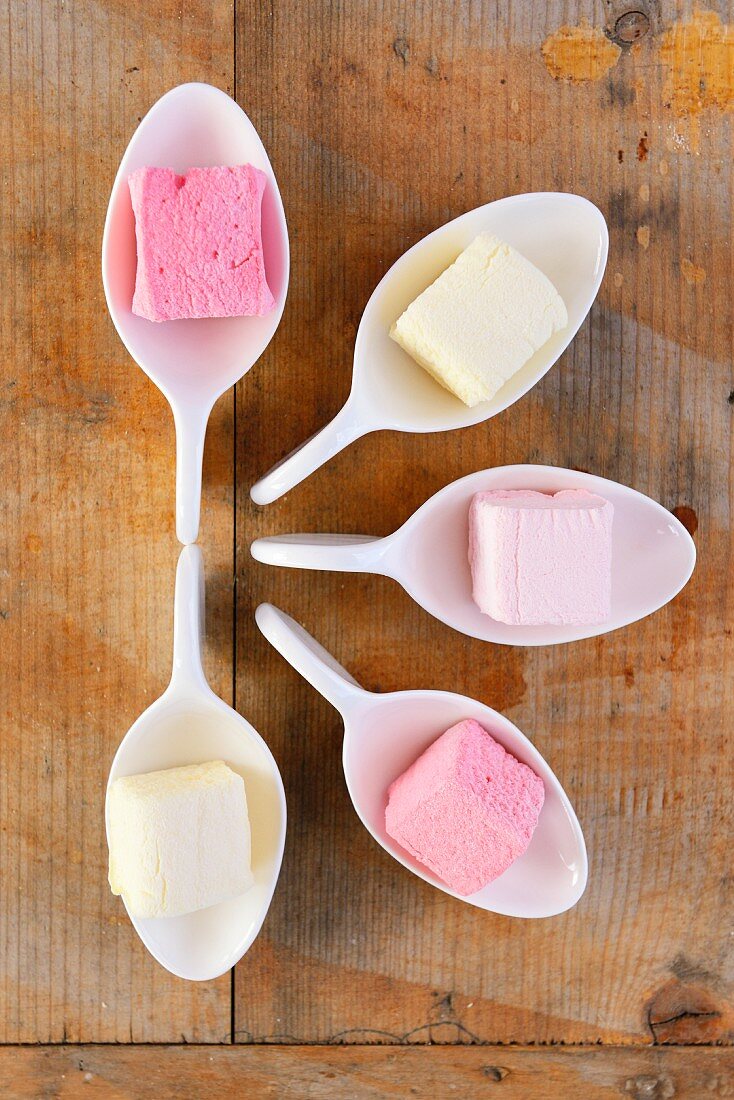 Colourful marshmallows in spoons