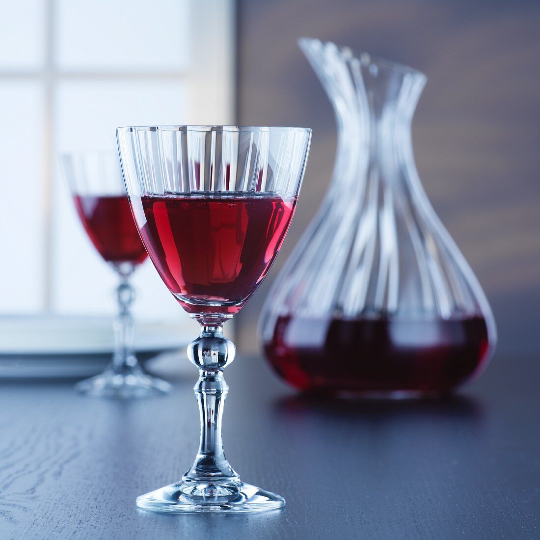 Karaffe & Gläser mit Rotwein