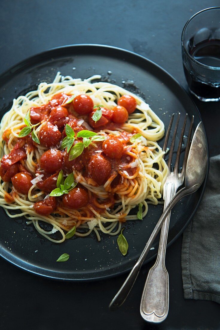 Spaghetti mit Tomatensauce