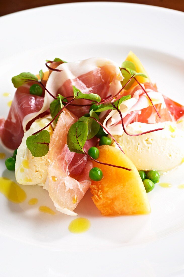 Melon with smoked ham and peas