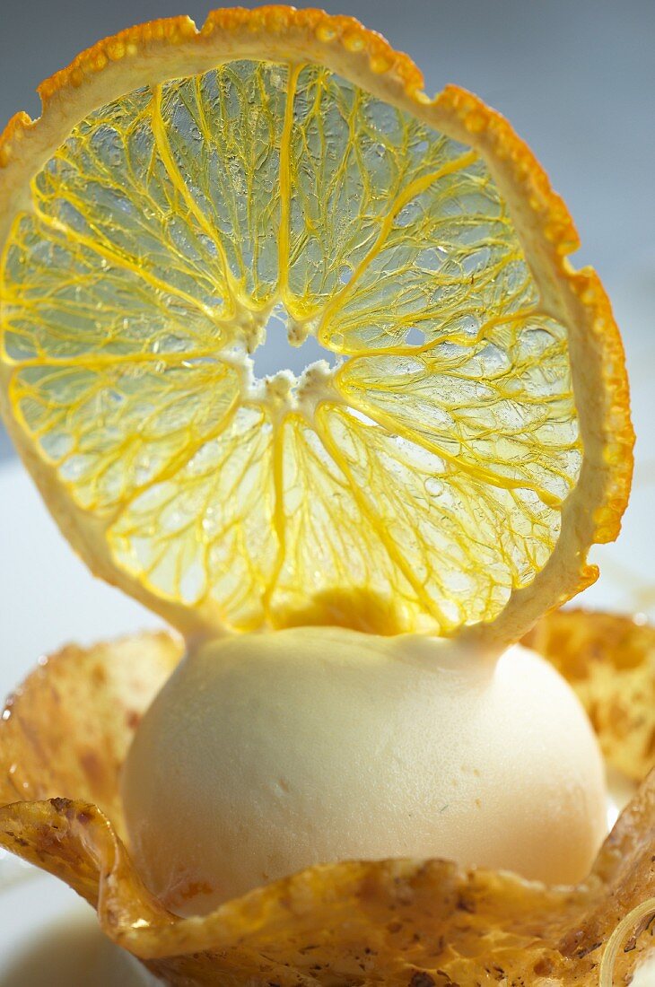 Eiscreme mit Orangenmarmelade und karamellisierter Orangenscheibe
