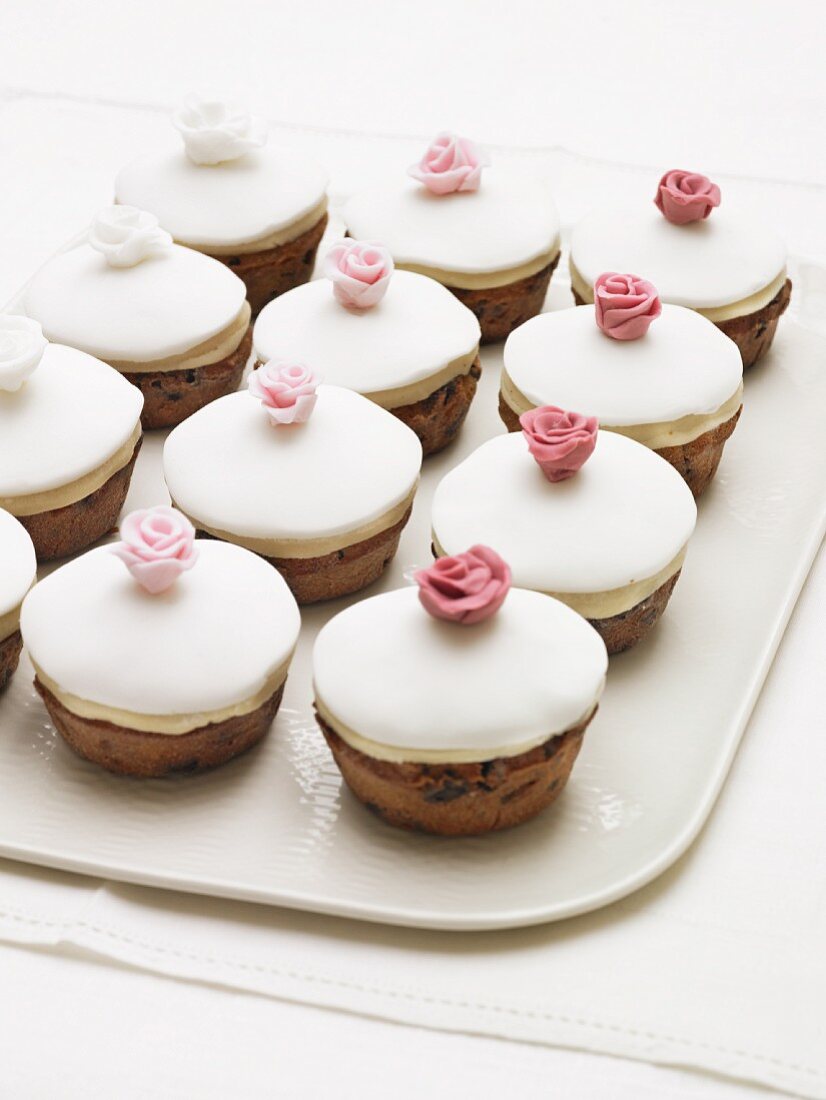 Cupcakes with sugar roses for a wedding