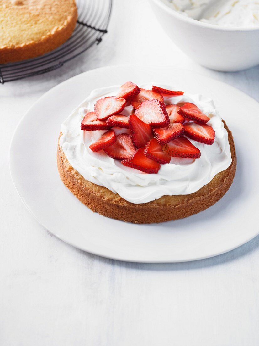 Victoria Sponge Cake mit Sahne und Erdbeeren