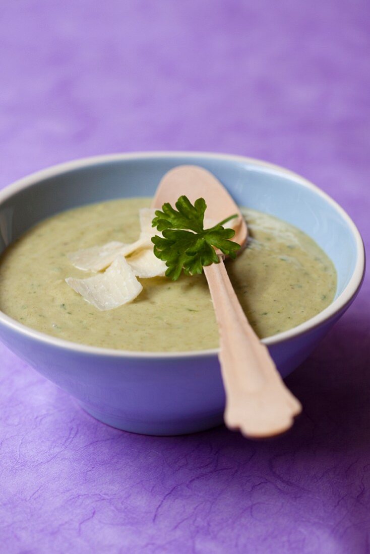 Zucchinicremesuppe mit Parmesan