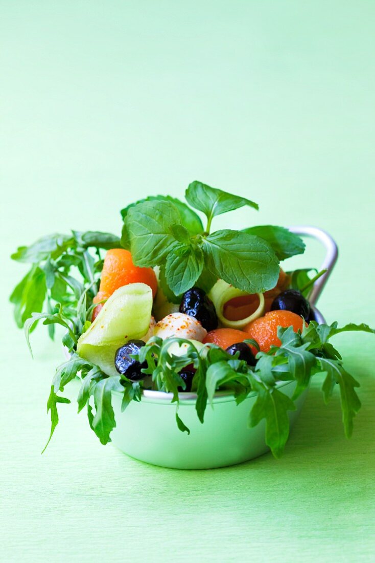 Salat mit Rucola, Melonenkugeln, Gurken, Oliven & Mozzarella