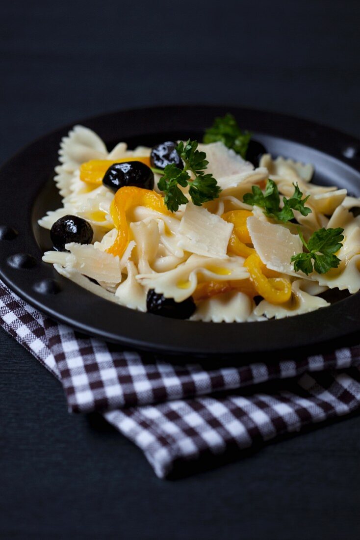 Farfalle salad with peppers, olives and parmesan