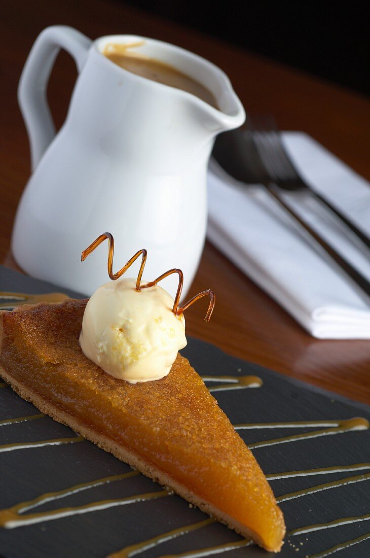 Treacle tart (dessert from England)