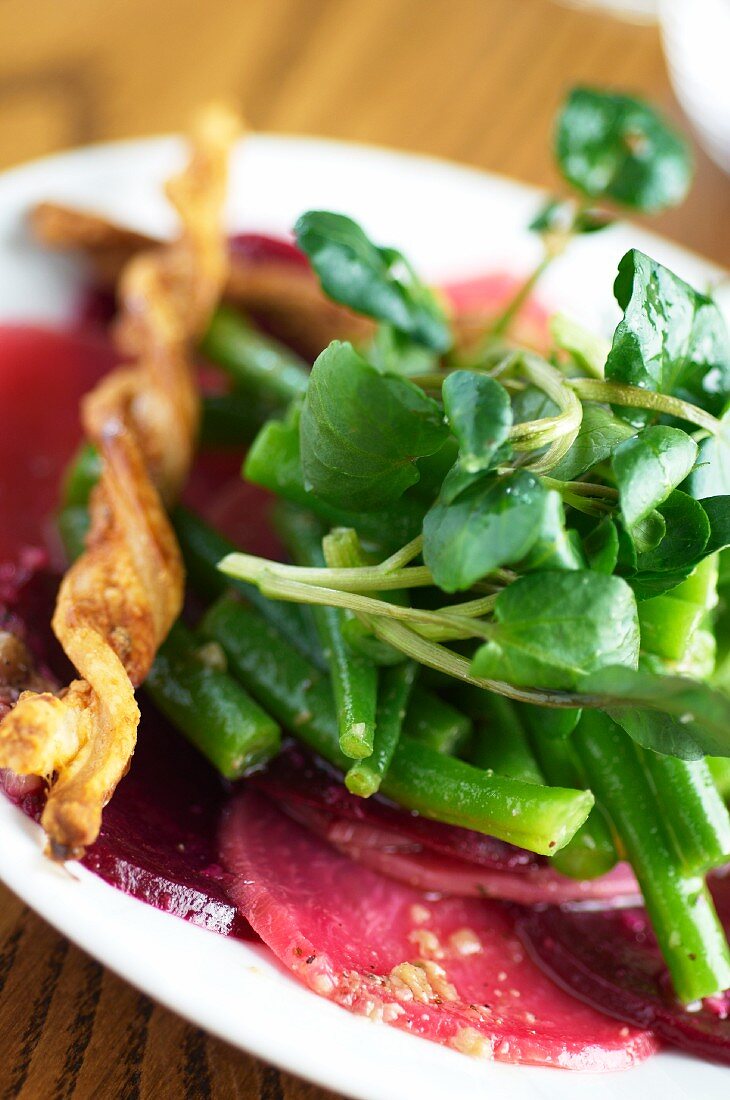 Rote-Bete-Salat mit grünen Bohnen und Brunnenkresse