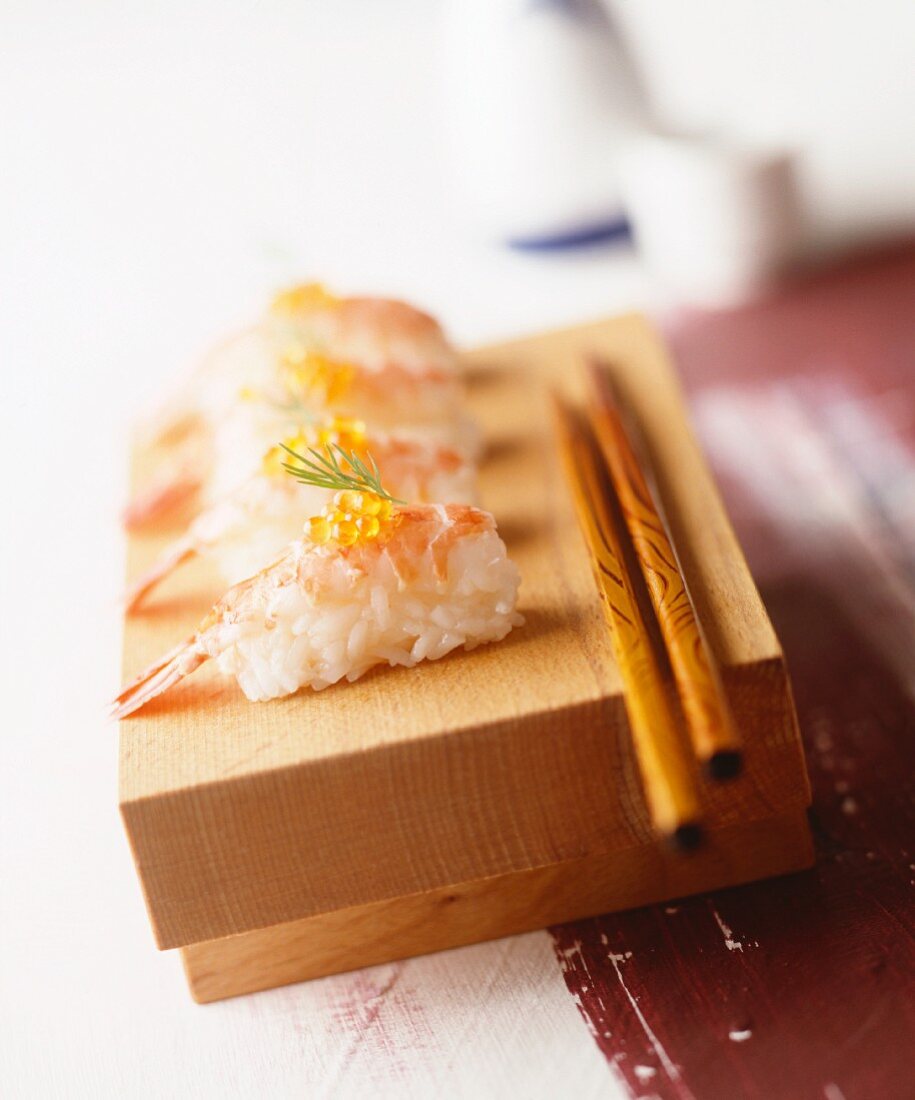 Nigiri-Sushi mit Garnelen und Kaviar