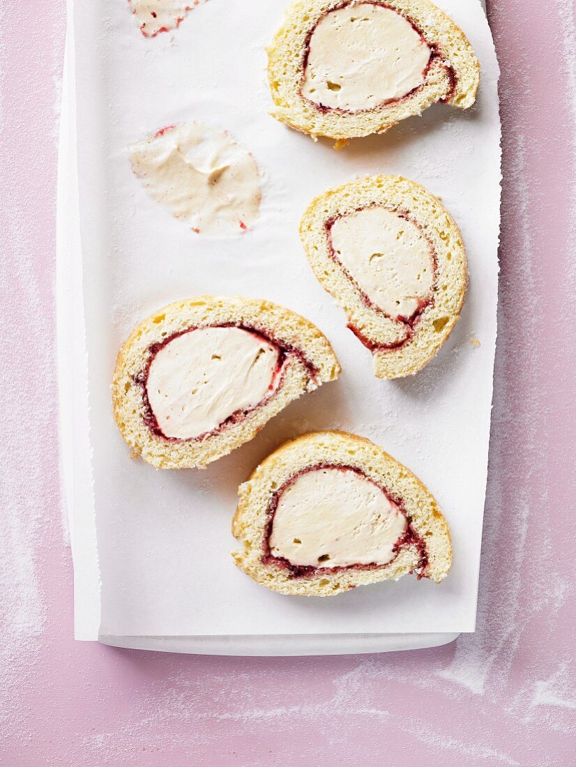 Eisroulade mit Marmelade, in Scheiben geschnitten