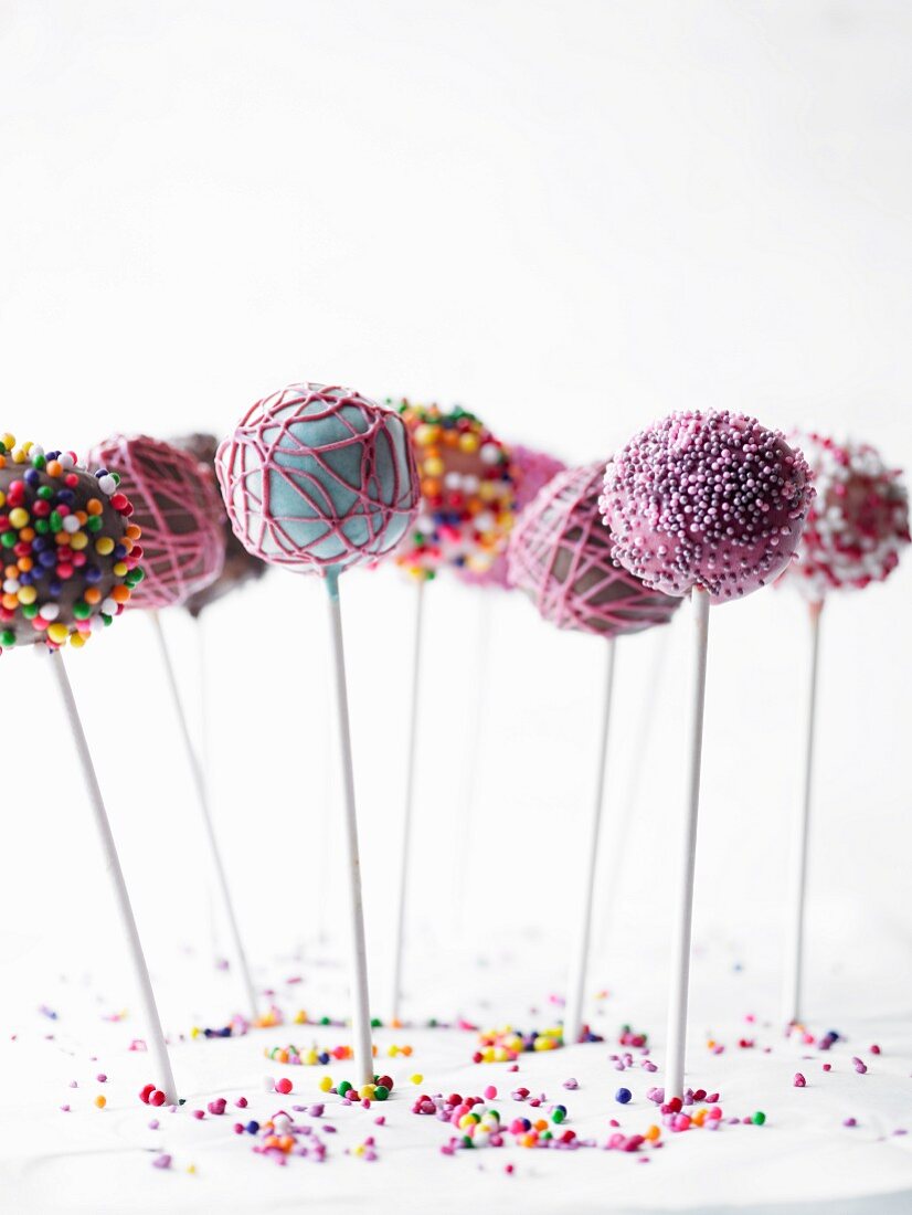 Cake Pops mit verschiedenen Verzierungen