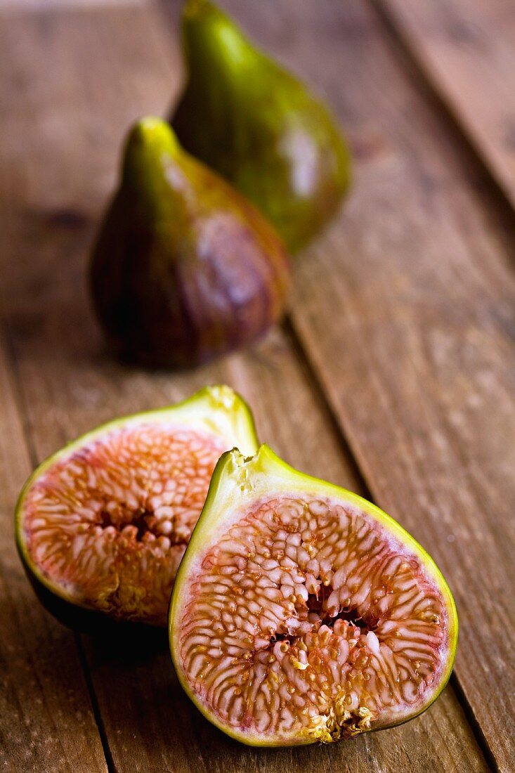 Fresh figs, whole and sliced in half