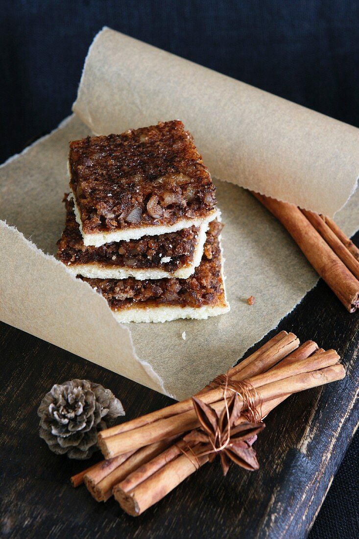 Walnusskuchen und Zimtstangen (weihnachtlich)