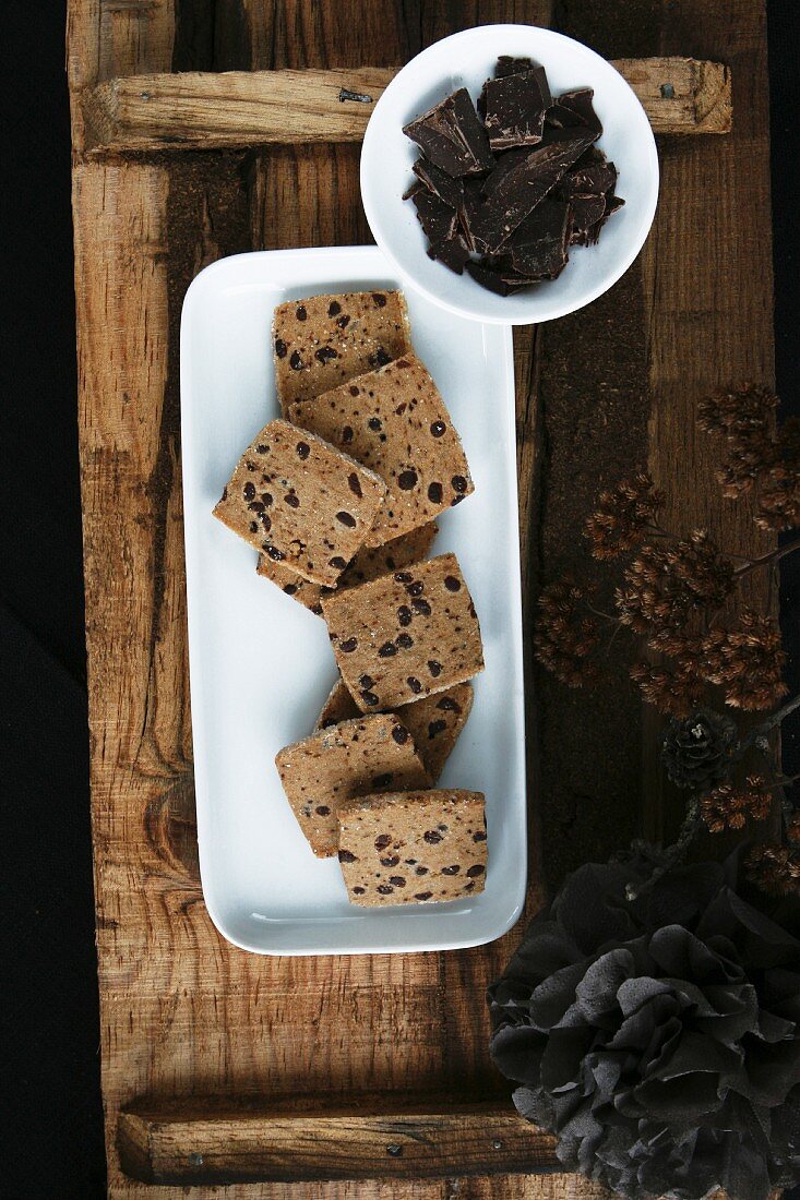 Chocolate and cinnamon biscuits with chunks of chocolate