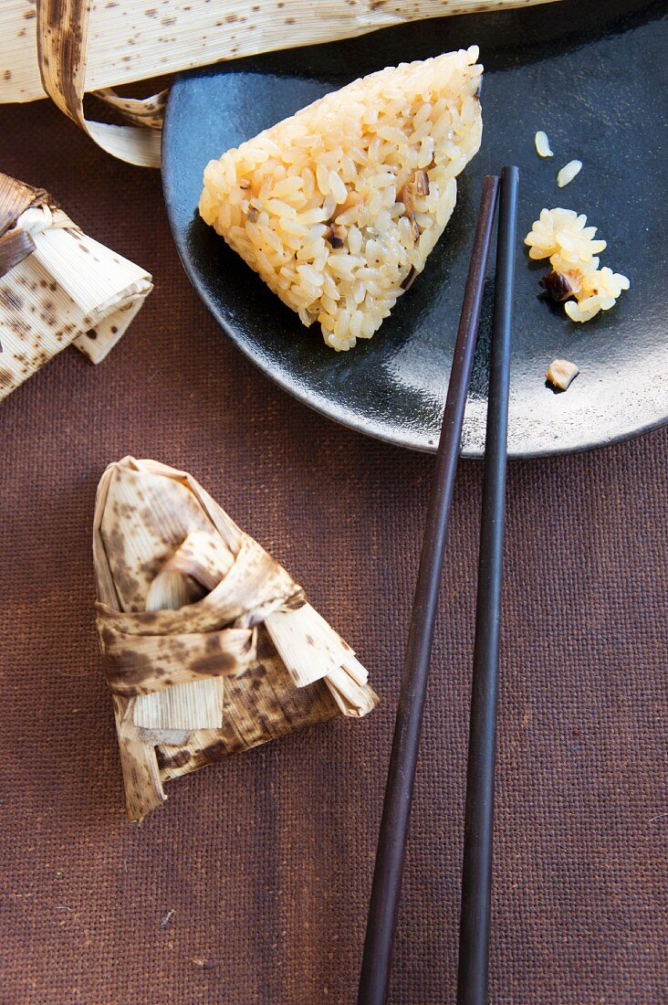 Steamed rice and mushrooms with soy sauce, wrapped in a banana leaf