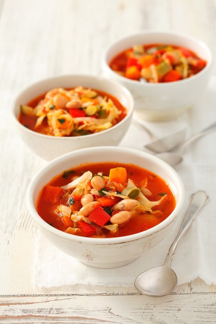Minestrone with cabbage, white beans, courgette and peppers