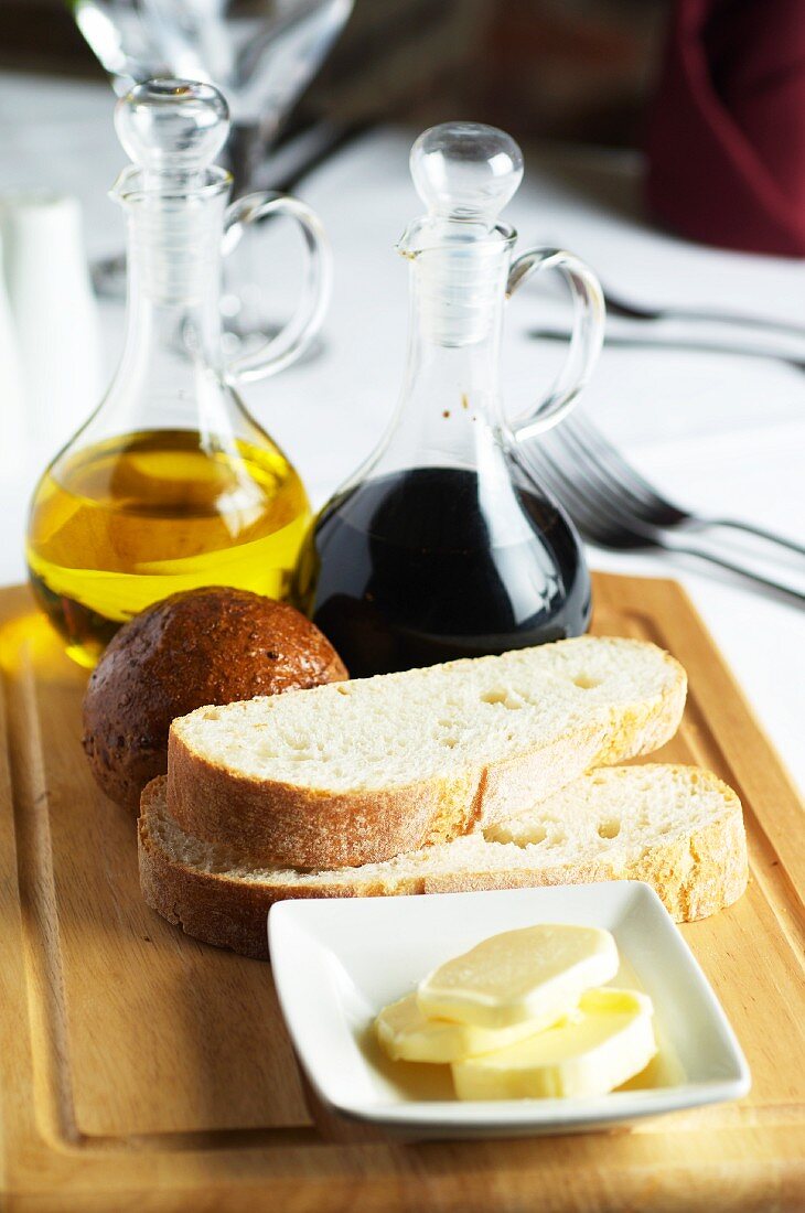 Balsamicoessig, Olivenöl, Brot und Butter