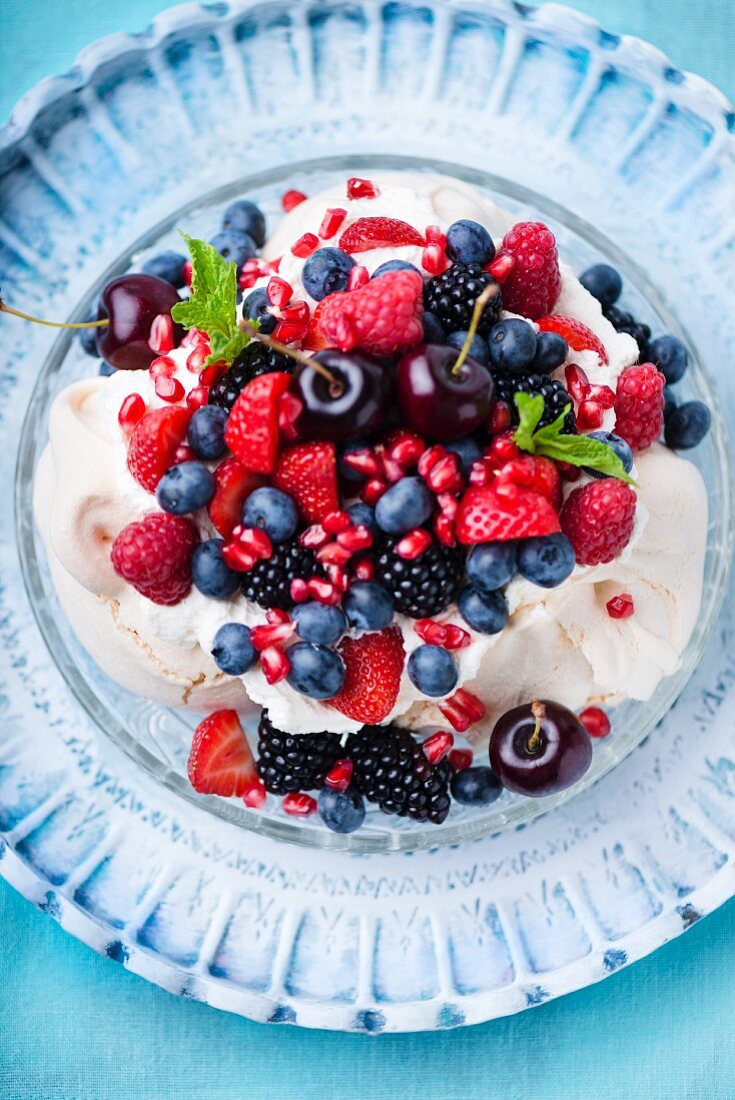 Pavlova mit frischem Obst und Sahne (Draufsicht)