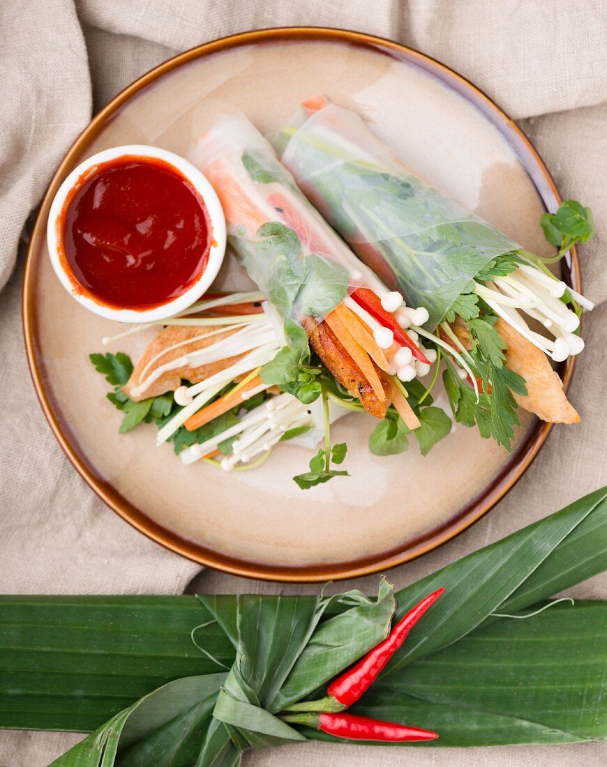 Rolls of rice paper filled with enoki mushrooms, chicken and vegetables (Asia)