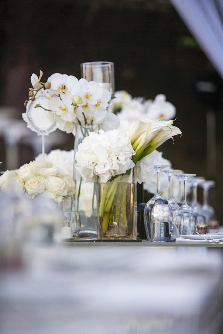 weiße Rosen, Hortensien und Orchideen als festliche Tischdeko