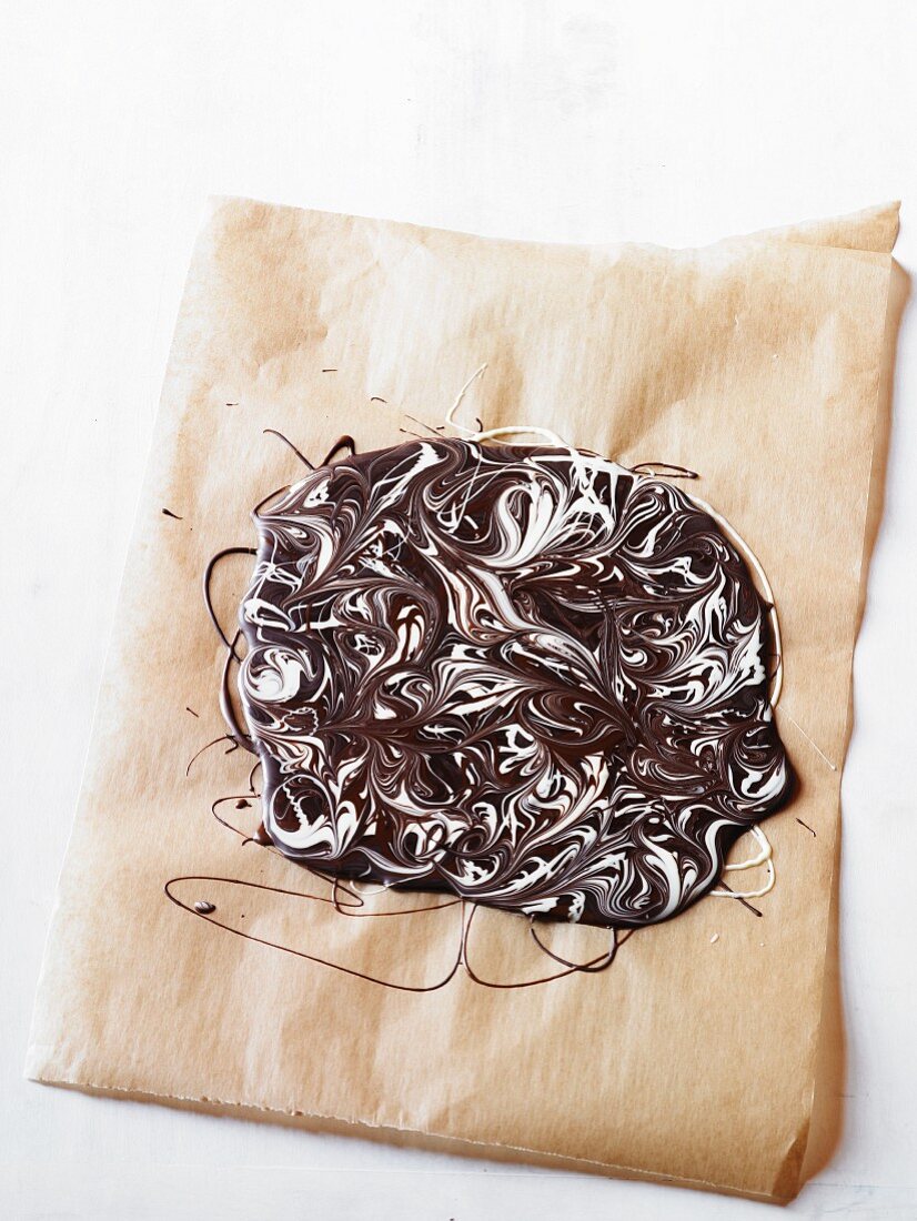 Marmorierte Schokolade auf Backpapier