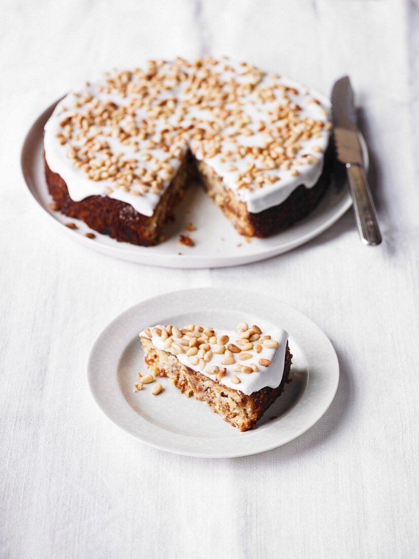 Feigen-Ricotta-Kuchen mit Pinienkernen, angeschnitten