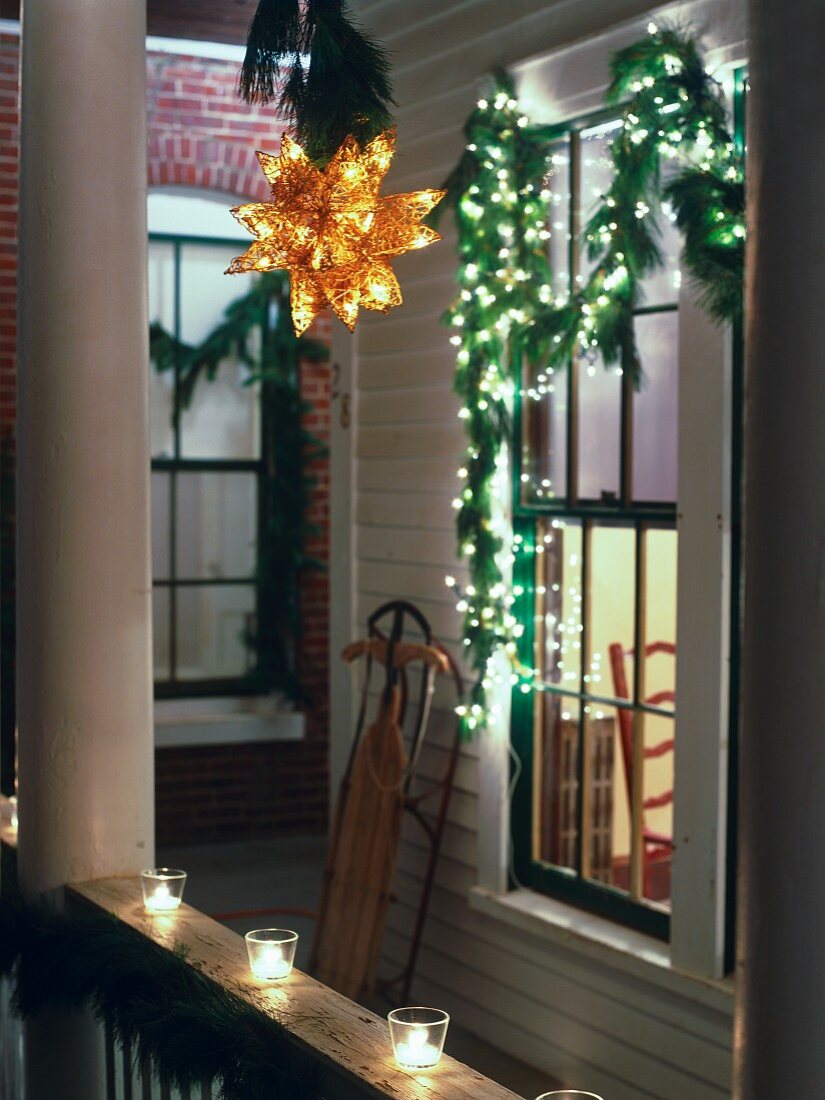 Weihnachtlich dekorierte Veranda eines Hauses in New England
