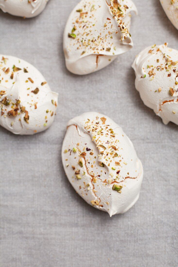 Meringues with pistachios