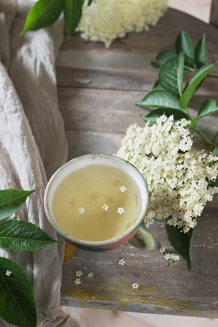 Elderflower tea and elderflowers