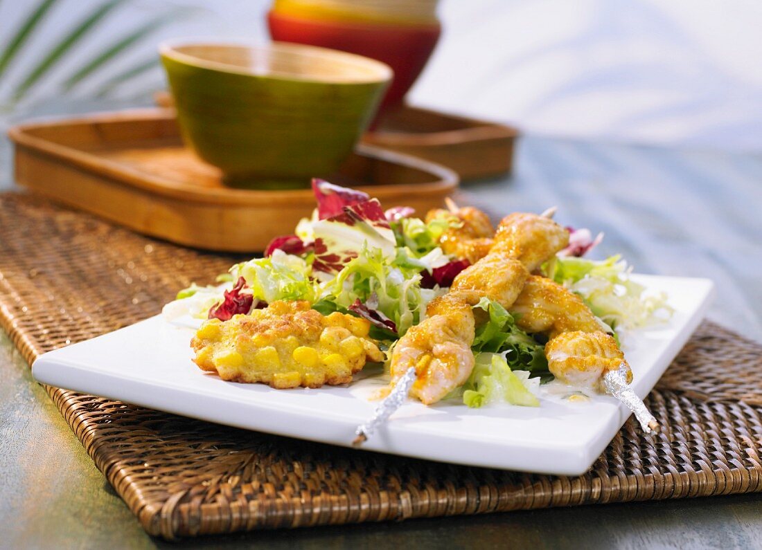 Puten-Sate mit Maisplätzchen und Gartensalat