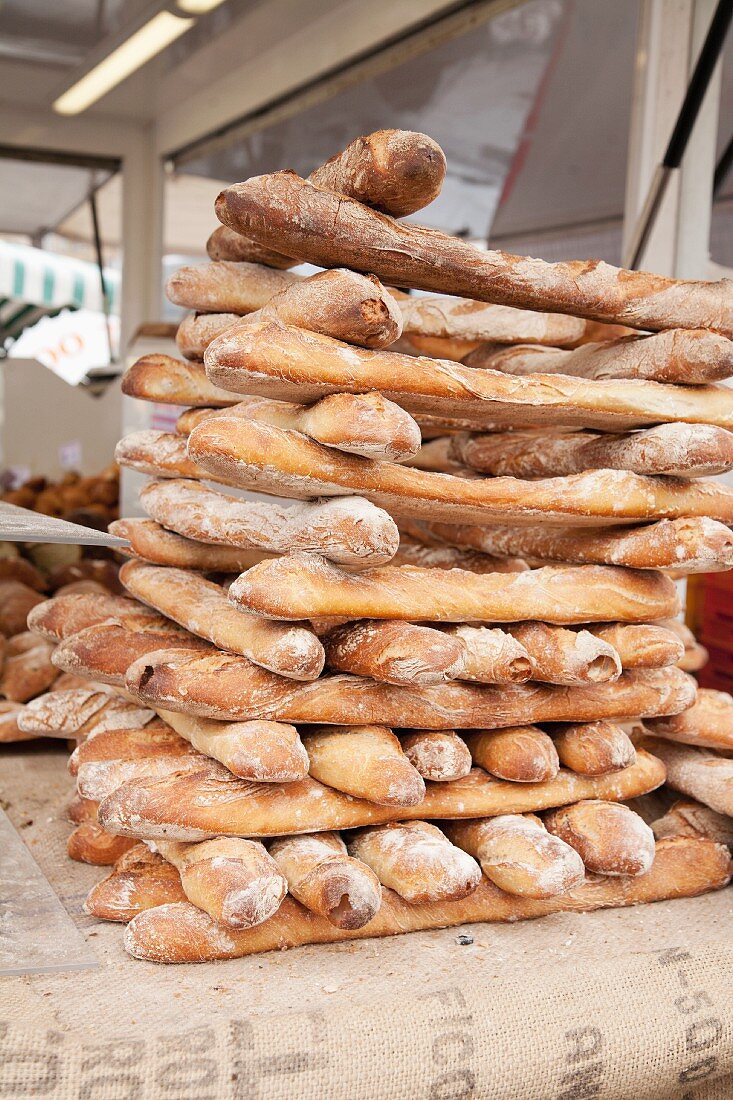 Backfrische Baguettes, gestapelt, in einer Bäckerei