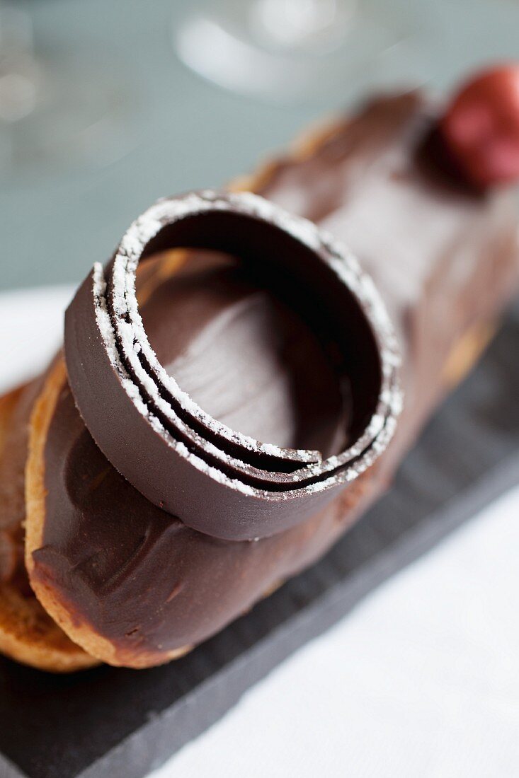 Handgemachte Schokoladendekoration auf einem Eclair