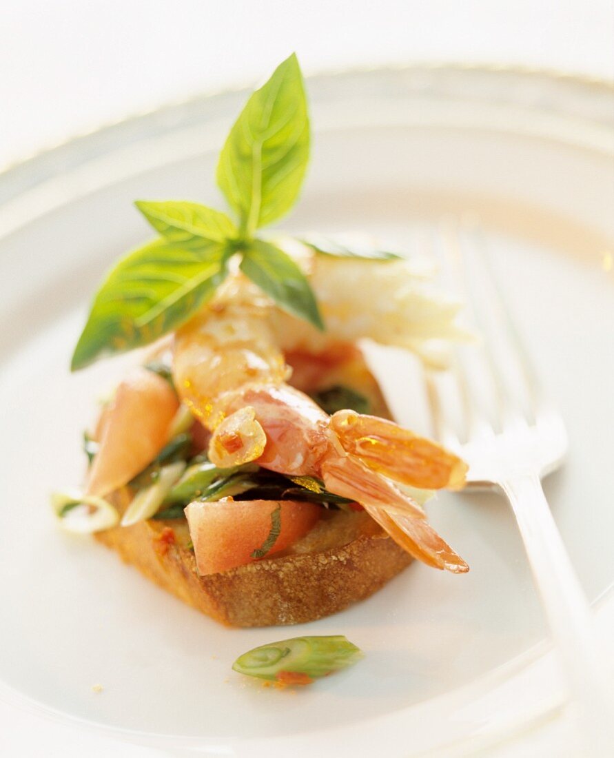 Crostini with prawn, tomatoes and spring onions