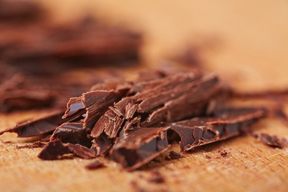 Geraspelte Schokolade auf Holzbrett
