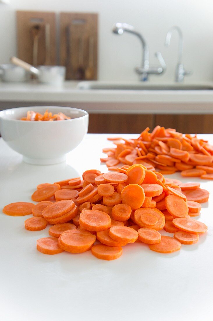 Karotten, in Scheiben geschnitten, in der Küche